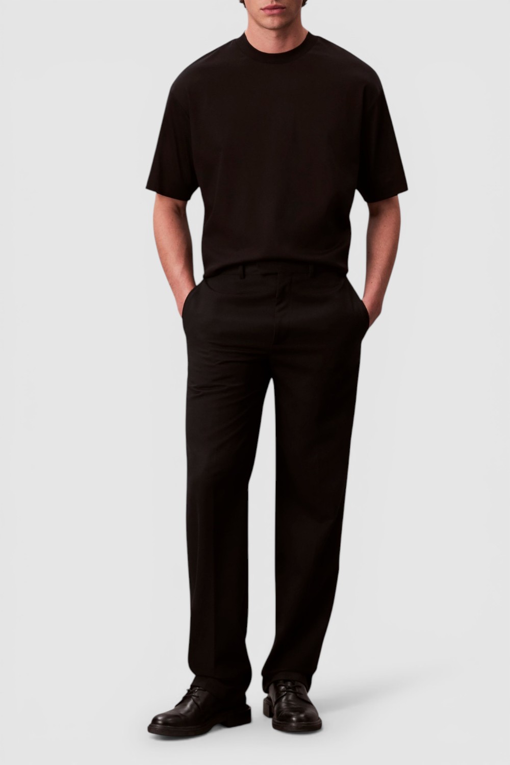 תמונת כל הלוק של חולצת טי בגזרה משוחררת